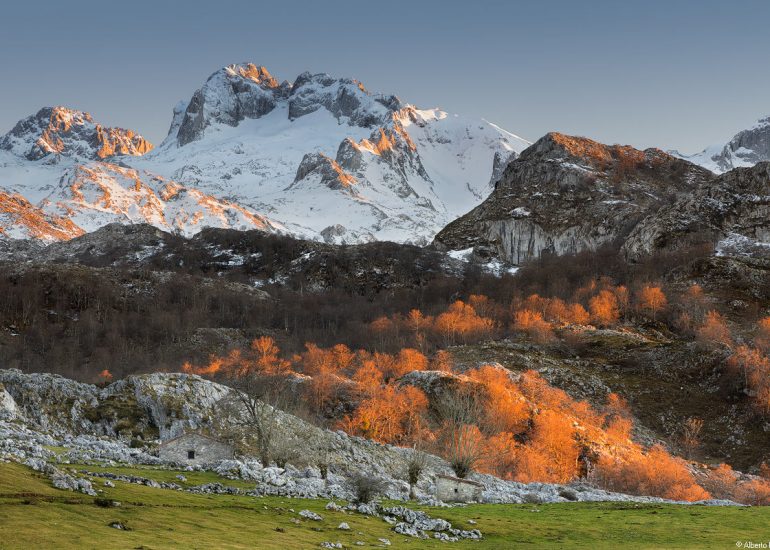 vega enol picos europa atardecer
