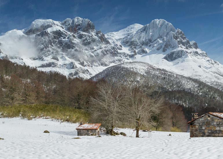 Panorámica de los Picos de Europa desde Vegabaño