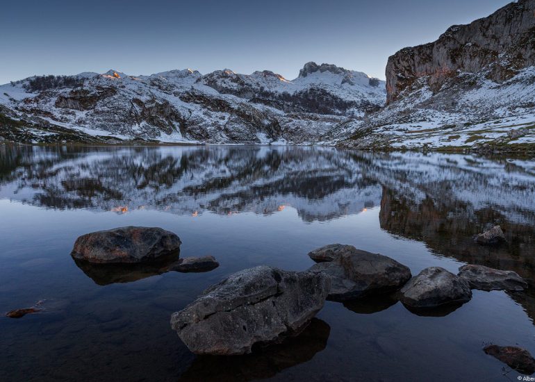 Silencio. El lago Ercina en los últimos momentos de un atardecer invernal en los Picos de Europa