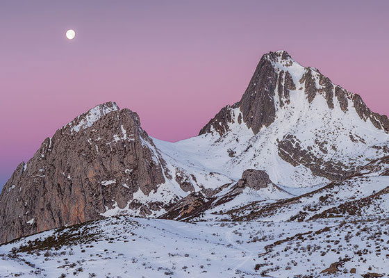La luna y el Pico Torres momentos antes del amanecer
