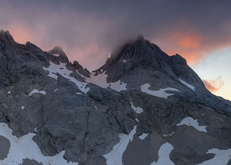 La Torre de Enmedio y La Torre de Santa María. Picos de Europa.