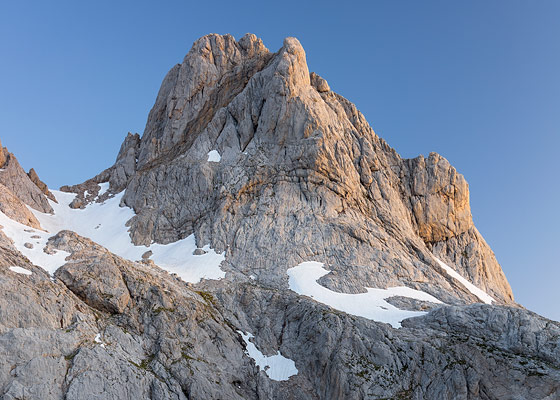 La Torre de Sana María desde el Jou Santu, Picos de Europa.