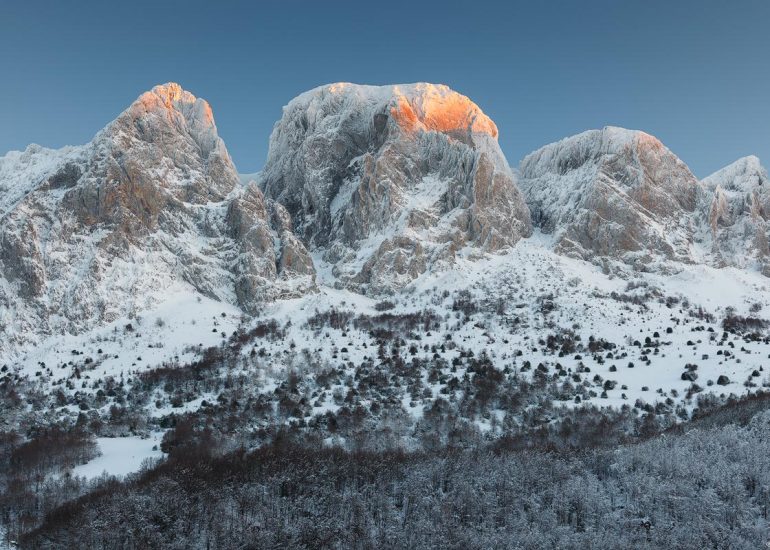 Las últimas luces de un día de invierno iluminan la cumbre de la Mesa.
