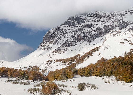 Vegabaño otoñal cubierto de nieve.